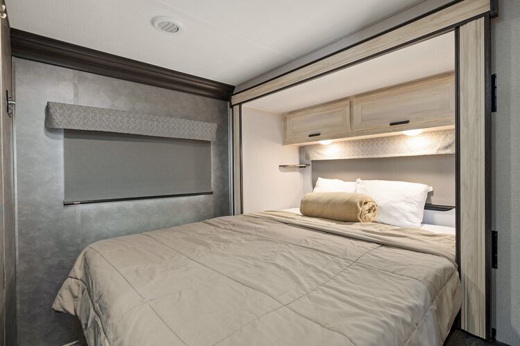 Behaglicher Schlafraum mit Doppelbett im Super Van Camper von CanaDream